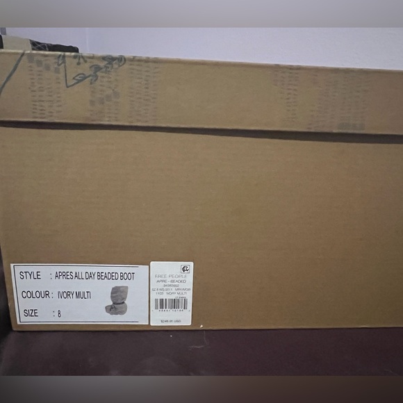 New In Box, Free People Apres Boho All Day Beaded Boots White Faux Fur - Picture 10 of 10